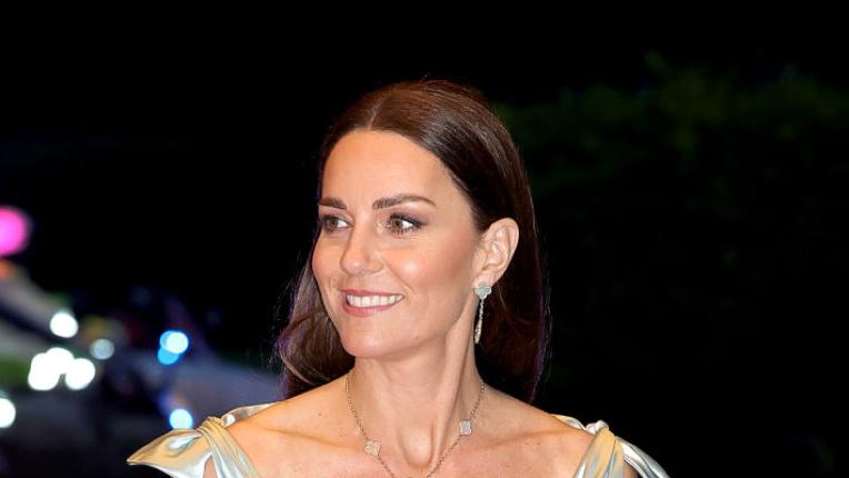  Като Пепеляшка: Кейт Мидълтън сияе в тюркоазена рокля 