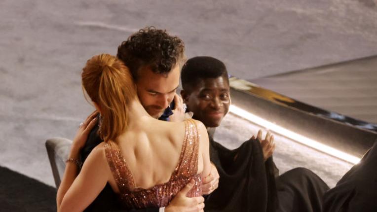  Наградите „ Оскар “: 10 горещи звездни двойки, които ни върнаха вярата в същинската обич 