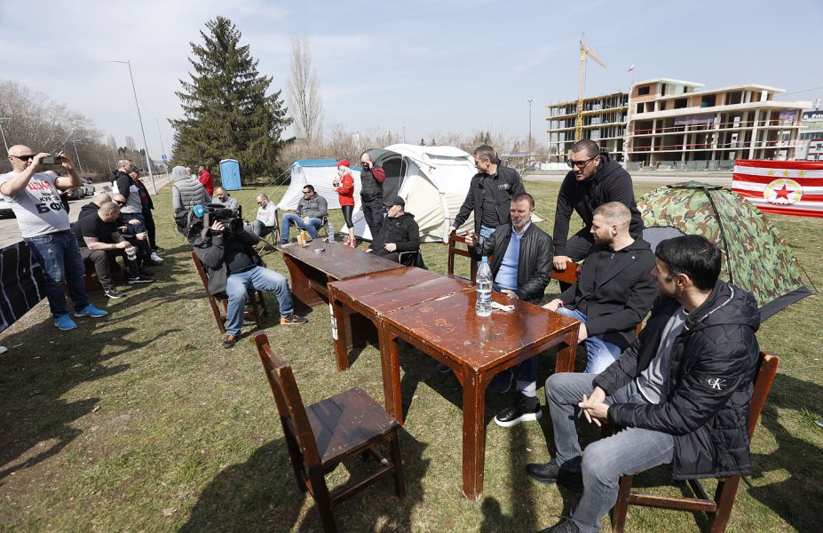 Феновете на ЦСКА организираха палатков лагер пред БФС1
