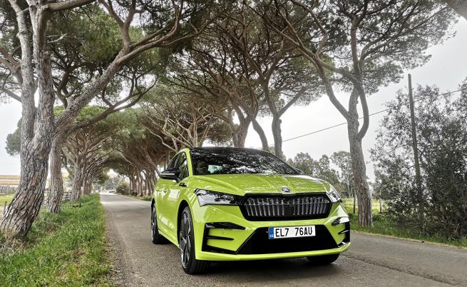  STOP&GO: Coupe RS iV се предлага общоприетоо с така наречен Crystal Face със 131 светодиода, осветяващи отвесните ламели в решетката на Skoda и хоризонталната светлинна линия. 