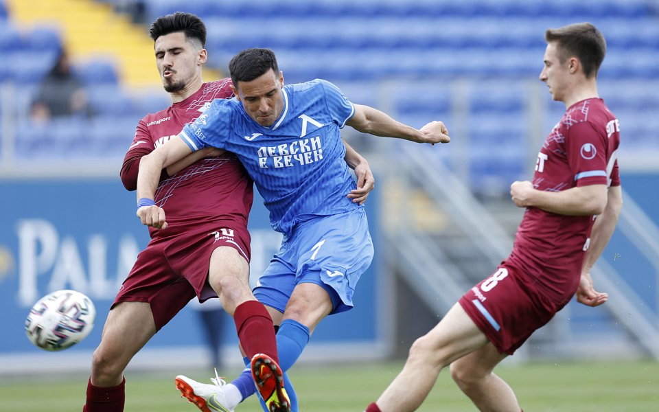 Левски и Септември София играят при 2:0 в контрола среща.