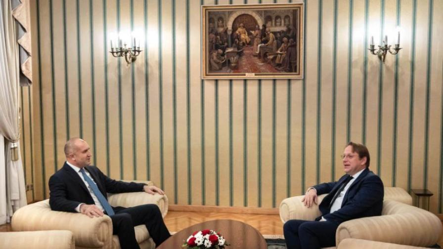 Президентът Радев се срещна с Оливер Вархей, какво си казаха