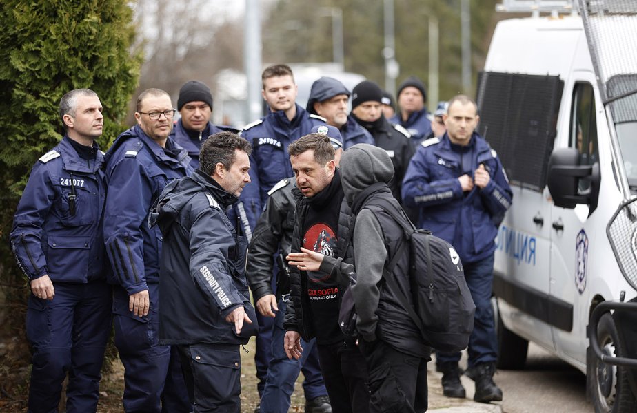 Протест пред сградата на БФС В Бояна1