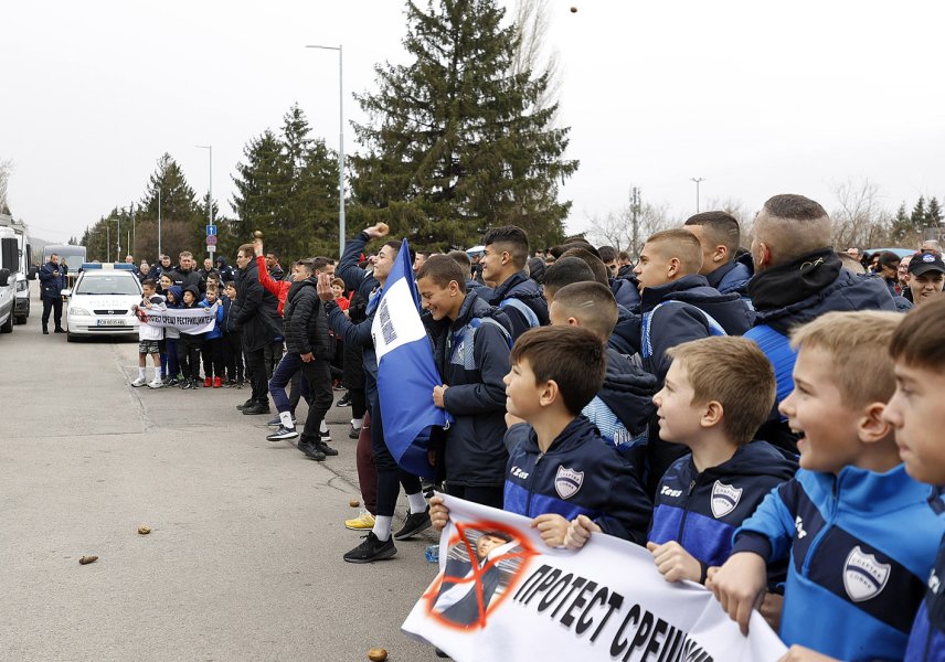 Протест пред сградата на БФС В Бояна1