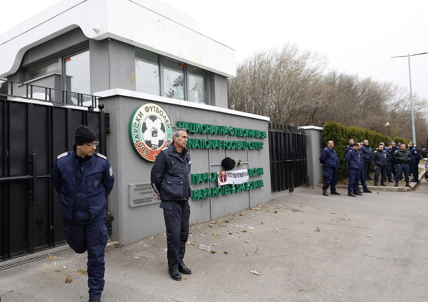 Протест пред сградата на БФС В Бояна1