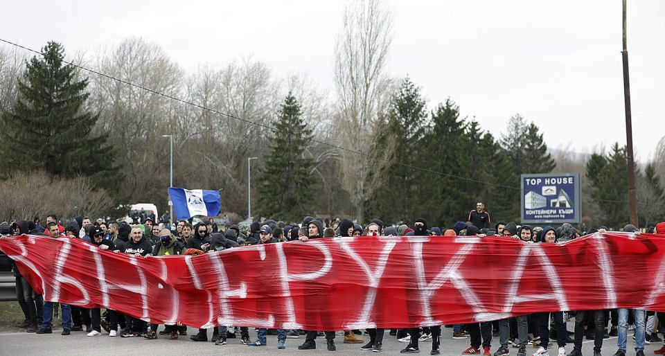 Протест пред сградата на БФС В Бояна1