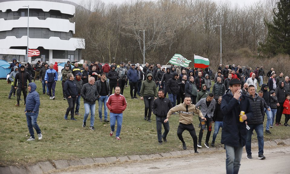 Протест пред сградата на БФС В Бояна1