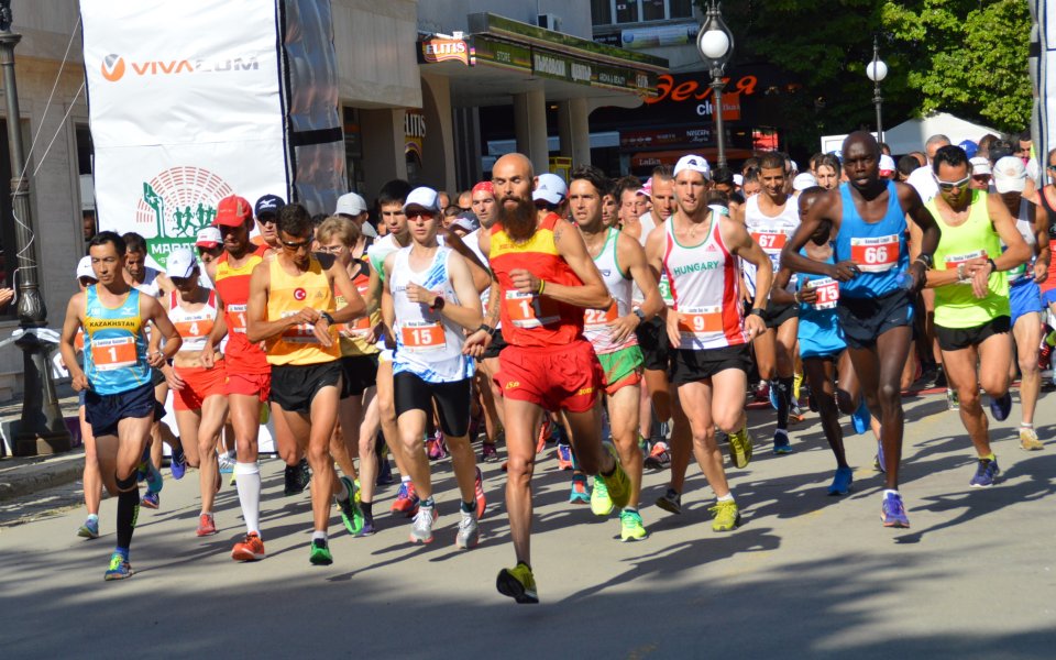 Общо 121 атлети стартираха в класическата дистанция на маратона във Варна