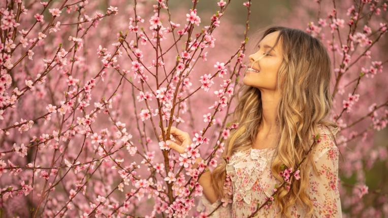 жена пролет природа дърво дървета цвят цъфнали