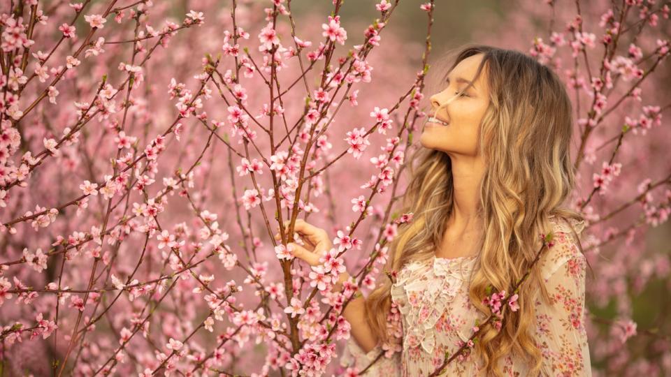 жена пролет природа дърво дървета цвят цъфнали