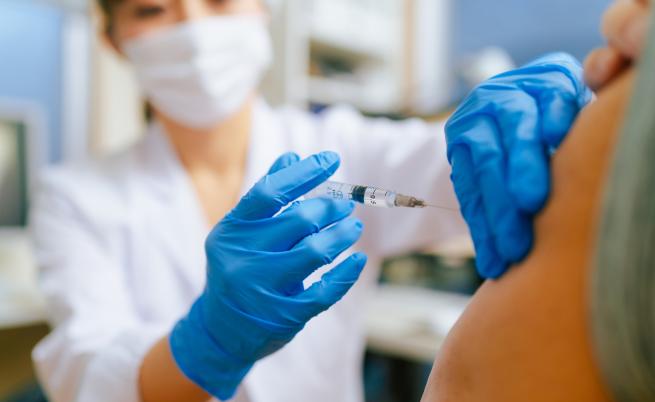 Германец си постави към 90 COVID ваксини, за да продава сертификатите