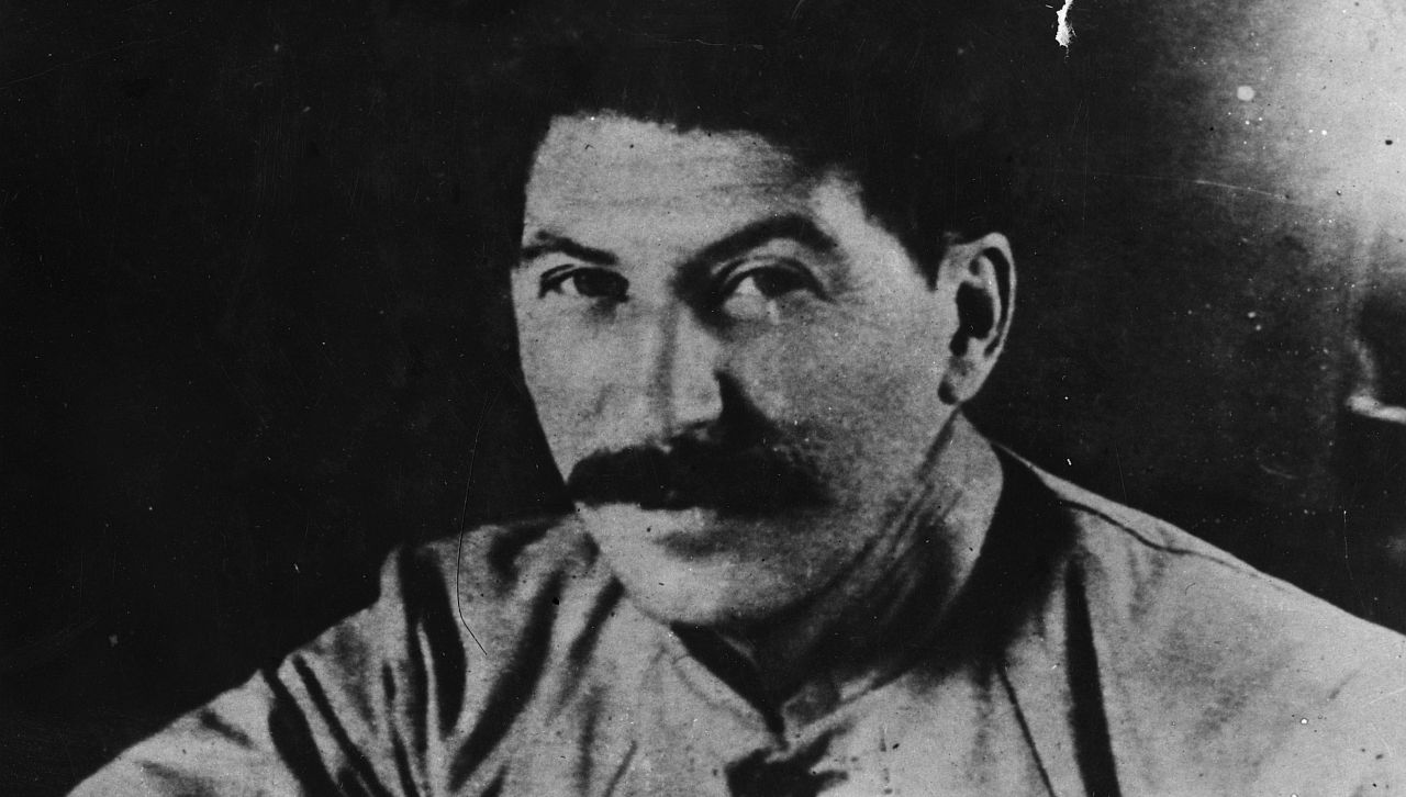 <p><strong>Йосиф Сталин и празникът като инструмент за контрол</strong>- Той използвал обедите и вечерите не като форма на релаксация, а като средство за психологически натиск. В дачата му в Кунцево&nbsp;(най-известната и важна резиденция на Сталин) пиршествата продължавали по пет-шест часа, често до късно през нощта, и били съпроводени със задължителна консумация на алкохол. Отказът от участие се възприемал като нелоялност. По време на такива вечери гостите били принуждавани да пият, да пеят и да танцуват, дори когато физически не били в състояние да го направят. Това била изтънчена форма на демонстрация на власт, при която Сталин наблюдавал кой ще се пречупи пръв.&nbsp;</p>