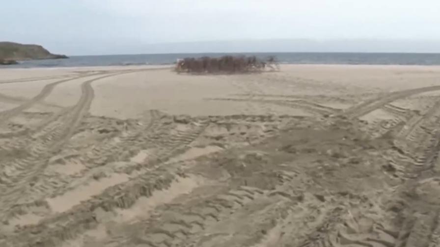 Багер унищожи дюни в Синеморец