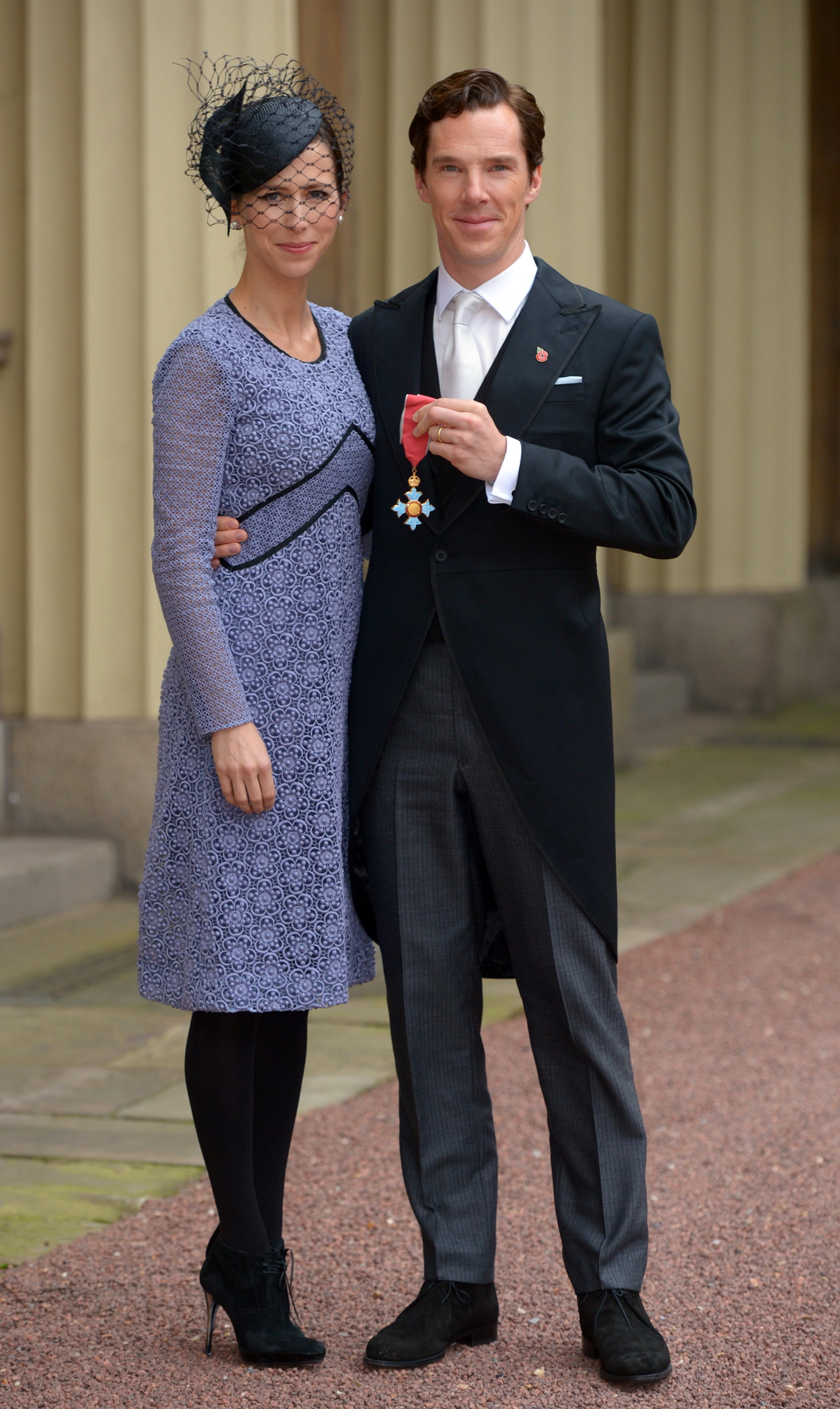 <p>Бенедикт Кънбърбач получи ордена Командир на британската империя (CBE) ит кралицата през 2015 г. За събитието той заложи на традиционен сутршно сако, докато съпругата му Софи Хънтър беше заложила на класическа рокля в синьо и шапка с мрежичка.</p>