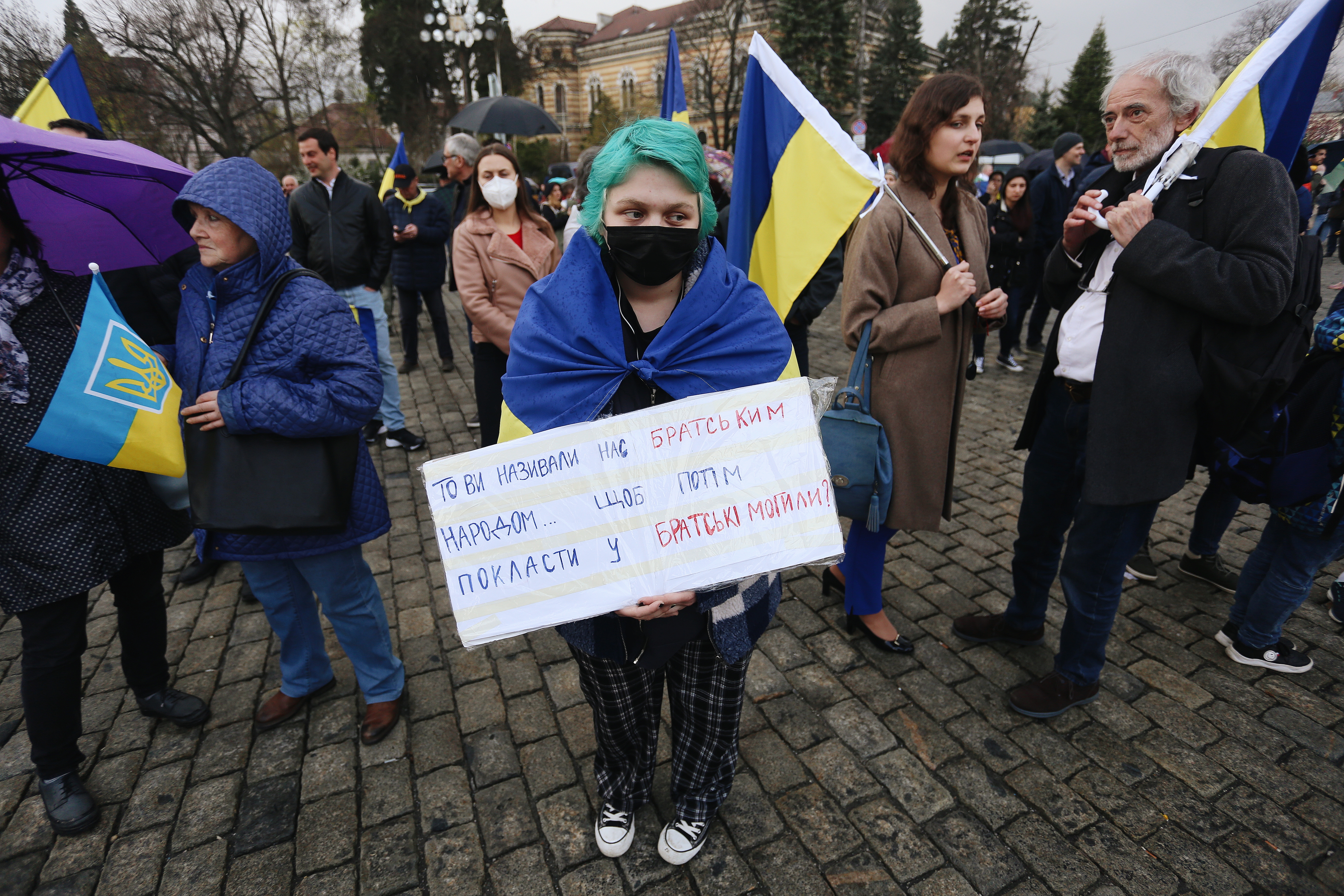 <p>Граждани се събраха на мирна демонстрация в центъра на София, за да изразят подкрепата си за Украйна. Демонстрацията е под наслов &bdquo;Ние не сме неутрални&ldquo;, организирана е в социалната мрежа Фейсбук, а част от хората настояват България да окаже военно-отбранителна помощ на Украйна.</p>