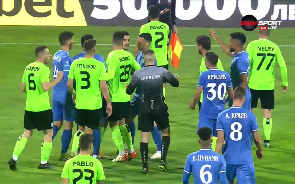 Малко преди да бе изминал половин час в мача между