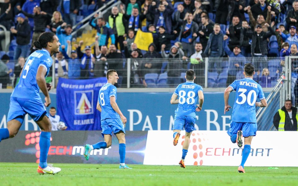 Левски пусна на търг фланелката на Марин Петков. Нападателят вкара