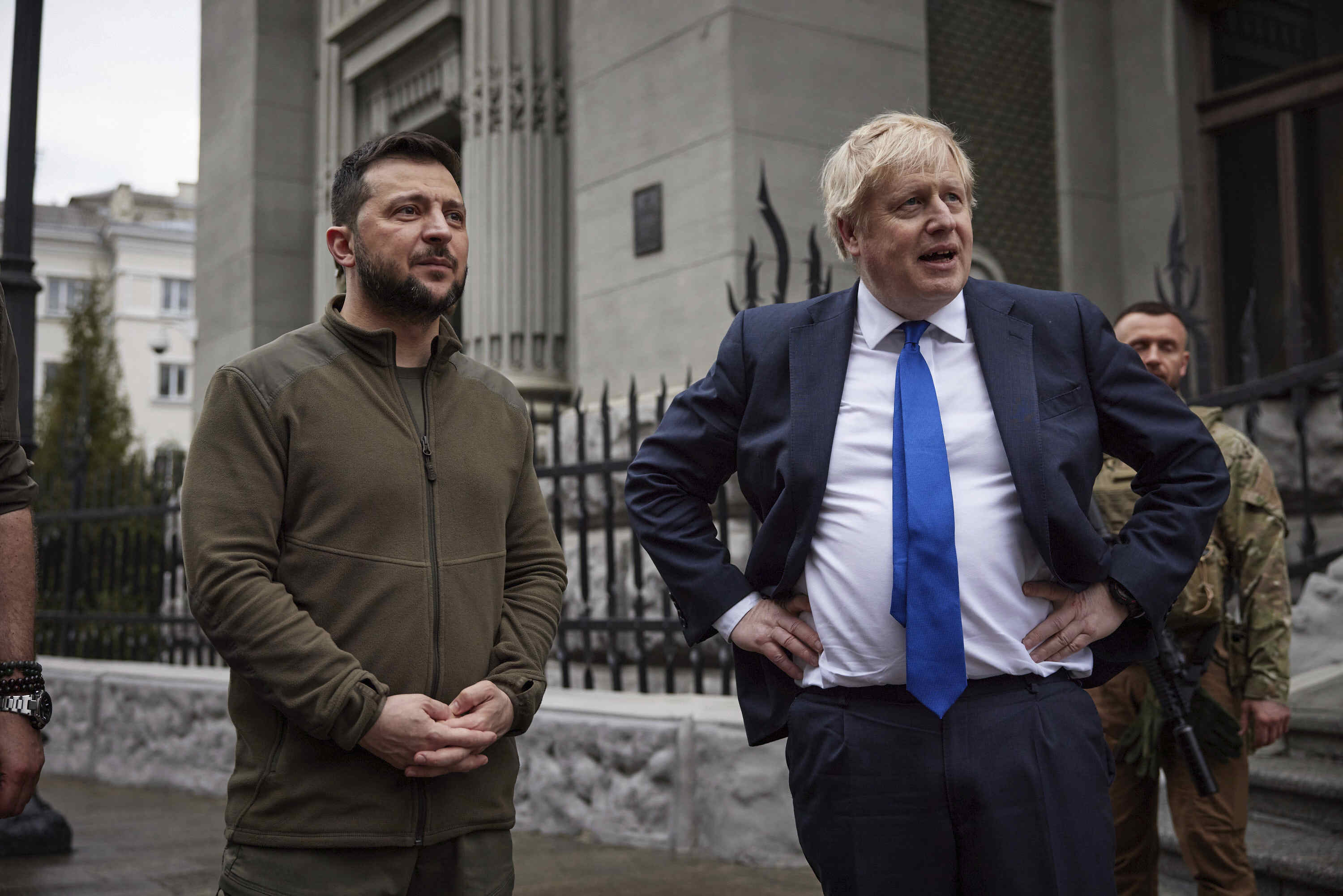 <p>Британският премиер Борис Джонсън, който посети изненадващо Украйна, и украинският президент Володимир Зеленски се разходиха заедно по улиците на Киев.</p>
