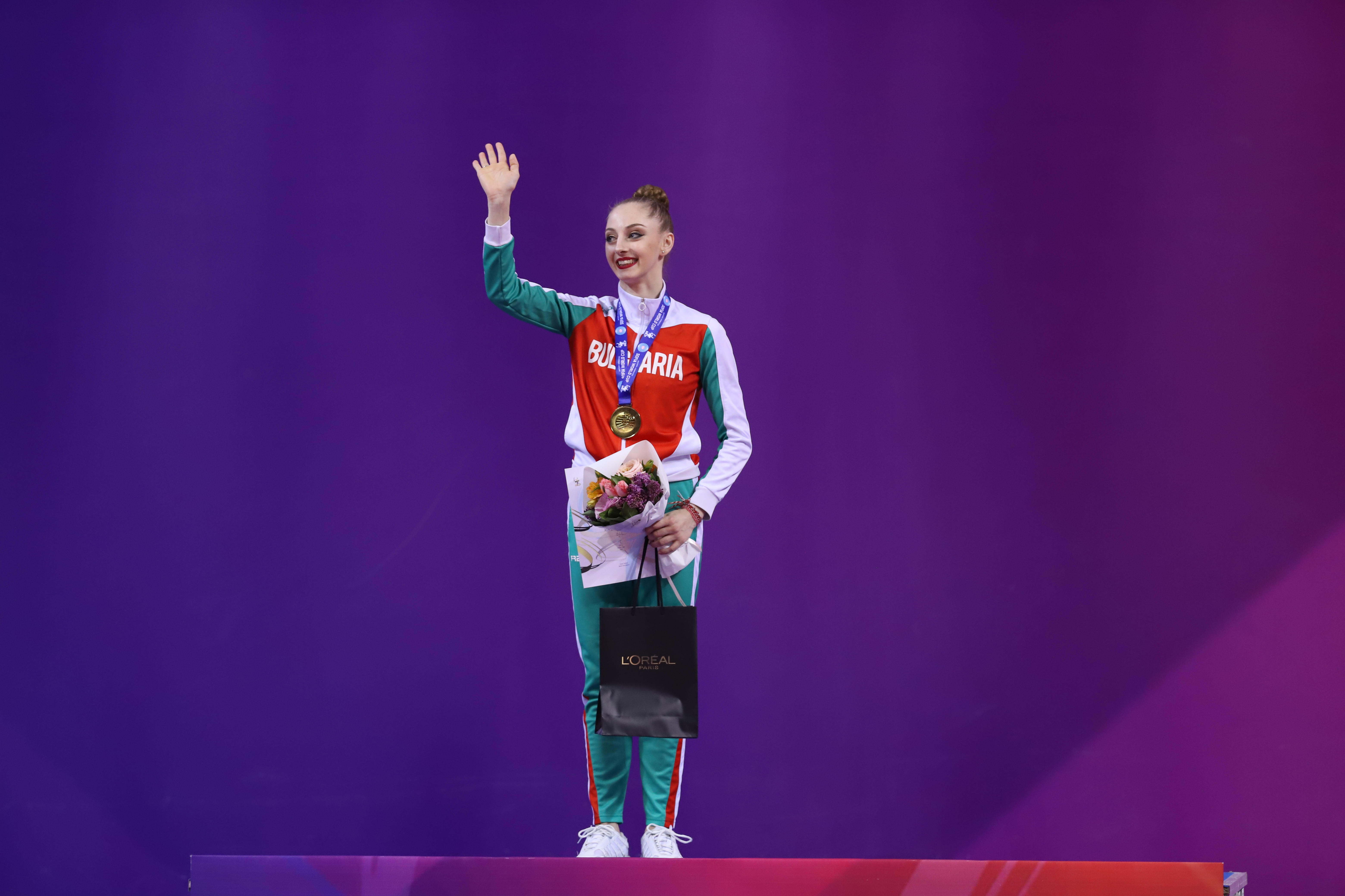 <p>Боряна Калейн, Стилияна Николова и момичетата от ансамбъла на България триумфират на Световната купа по художествена гимнастика в София</p>