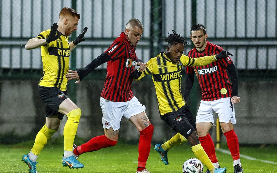 Ботев Пловдив и Локомотив София играят при резултат 2:0 на