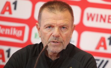 Старши треньорът на ЦСКА Стойчо Младенов говори пред медиите преди