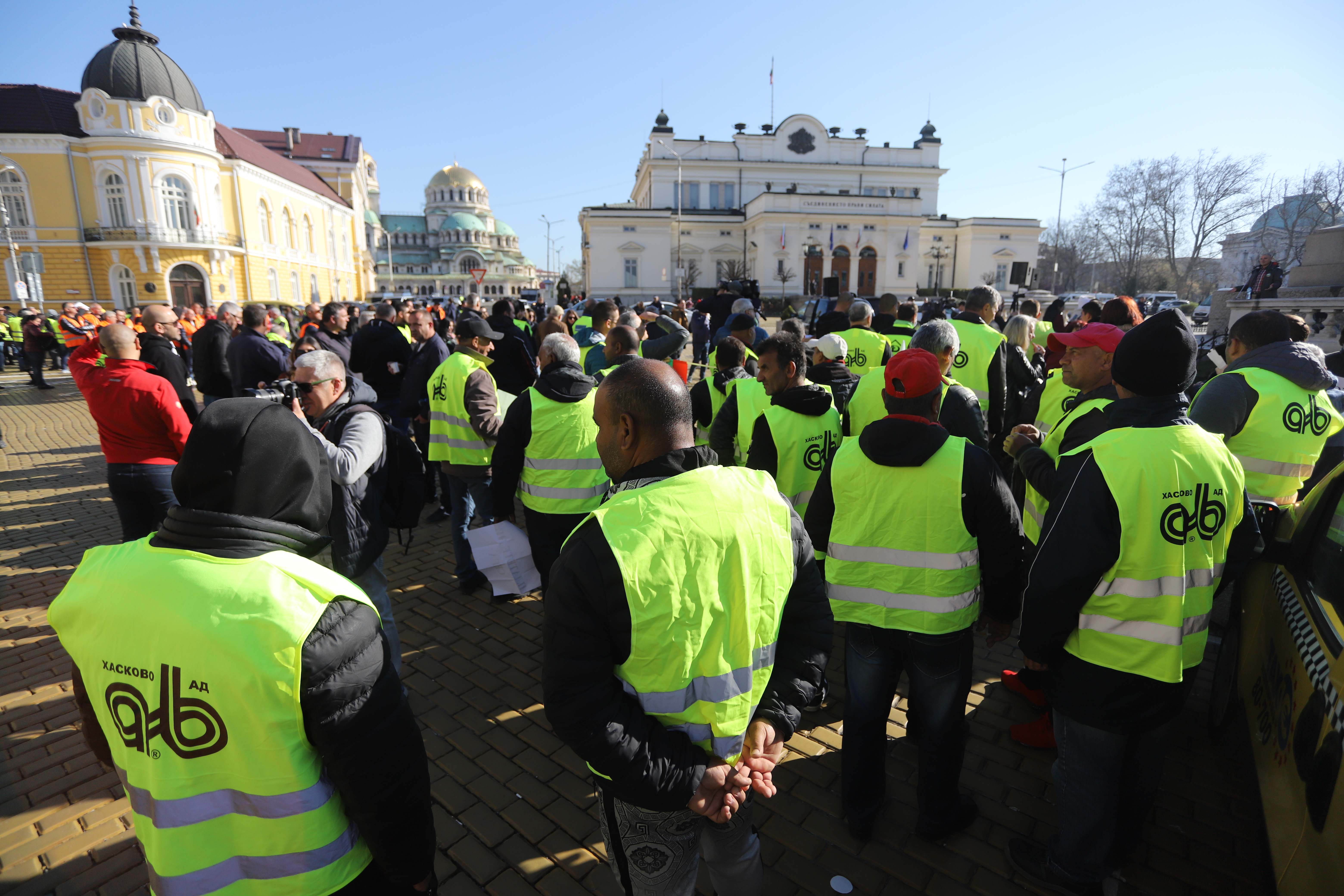 <p>Пътностроителните фирми излязоха на национален протест, организиран от Българската браншова камара &quot;Пътища&quot;, с искане да им бъдат изплатени дължимите от държавата над 1,1 млрд. лв. за извършени от тях дейности. В София хората се събраха пред Народното събрание</p>