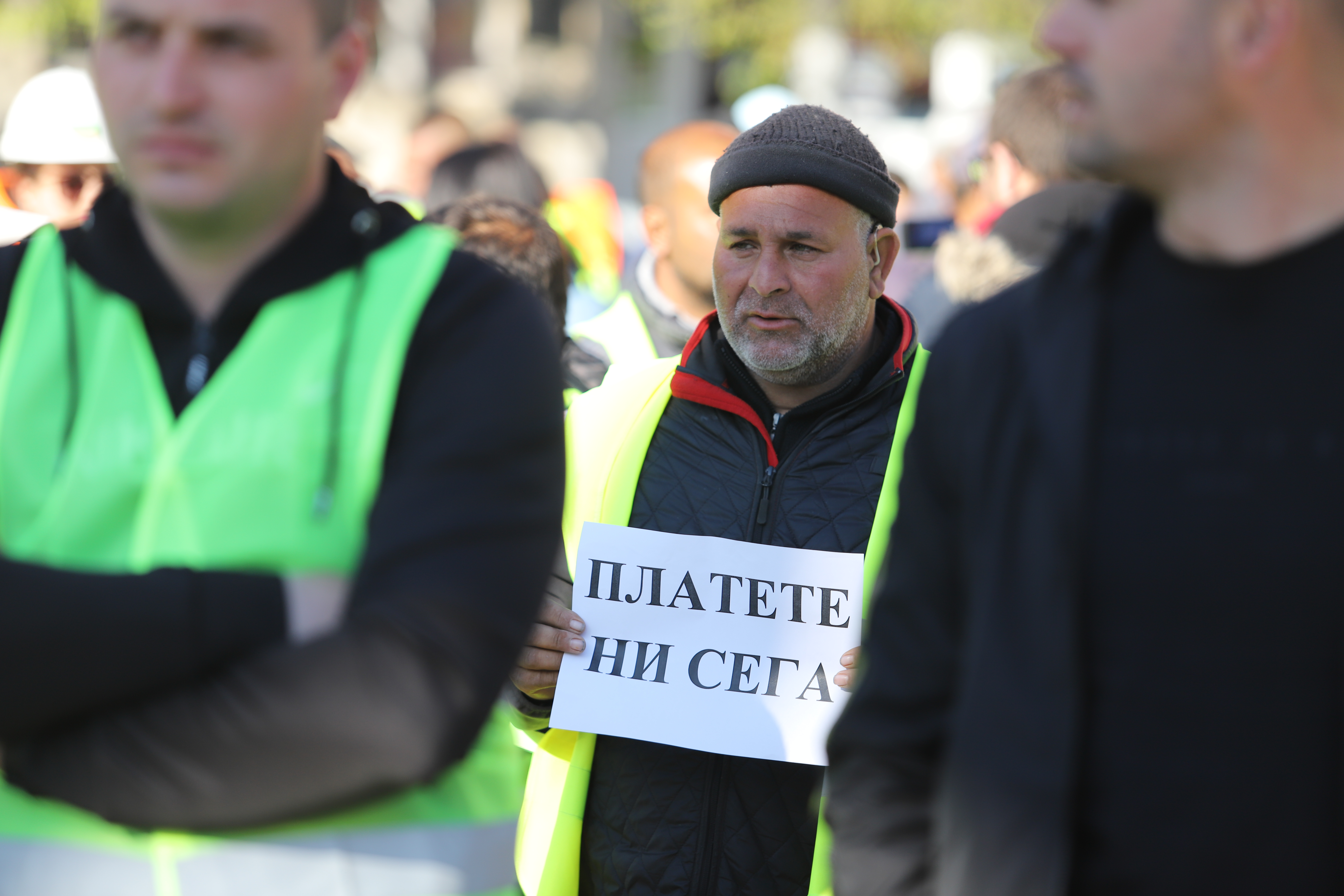 <p>Пътностроителните фирми излязоха на национален протест, организиран от Българската браншова камара &quot;Пътища&quot;, с искане да им бъдат изплатени дължимите от държавата над 1,1 млрд. лв. за извършени от тях дейности. В София хората се събраха пред Народното събрание</p>