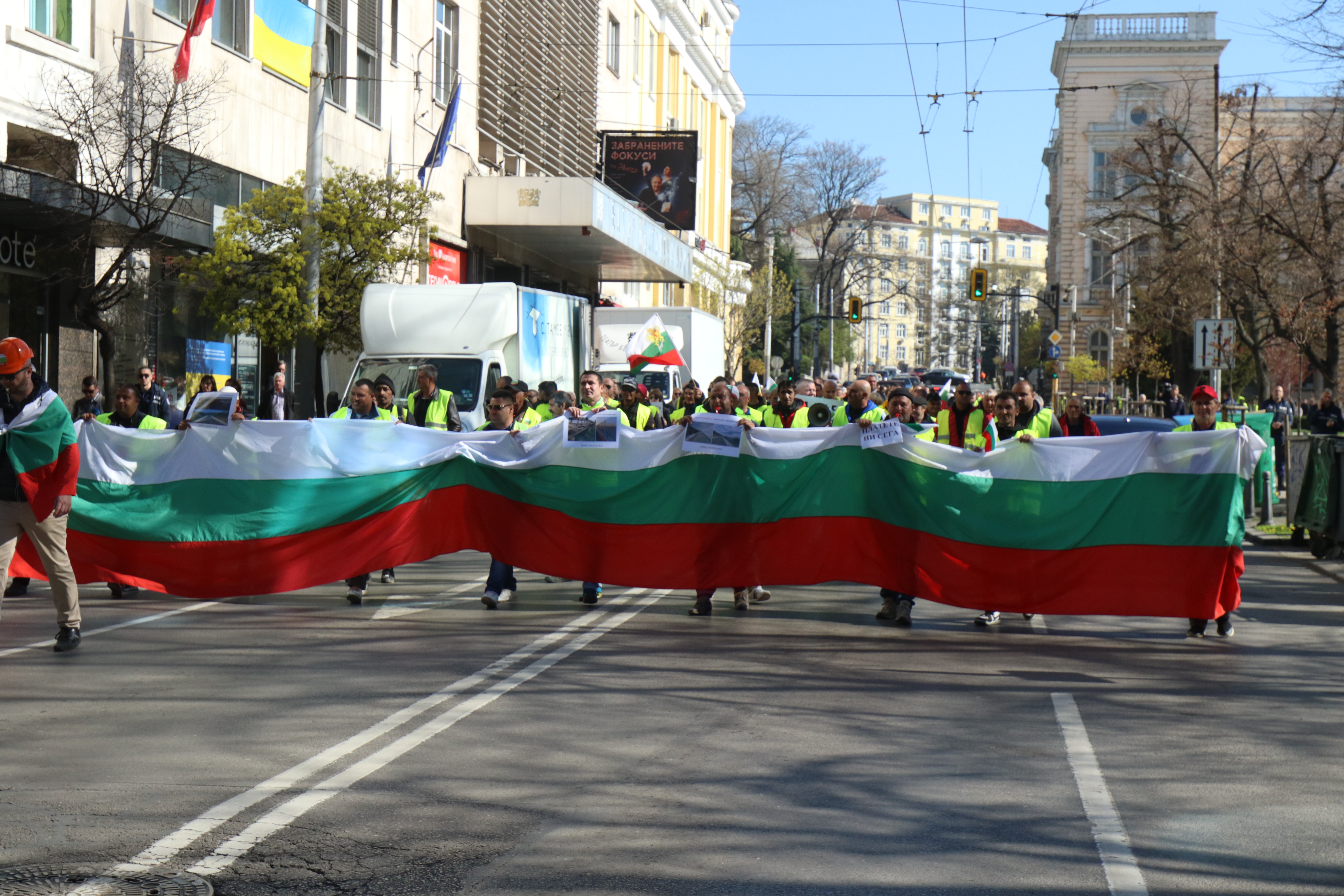 <p>Пътностроителните фирми излязоха на национален протест, организиран от Българската браншова камара &quot;Пътища&quot;, с искане да им бъдат изплатени дължимите от държавата над 1,1 млрд. лв. за извършени от тях дейности. В София хората се събраха пред Народното събрание</p>