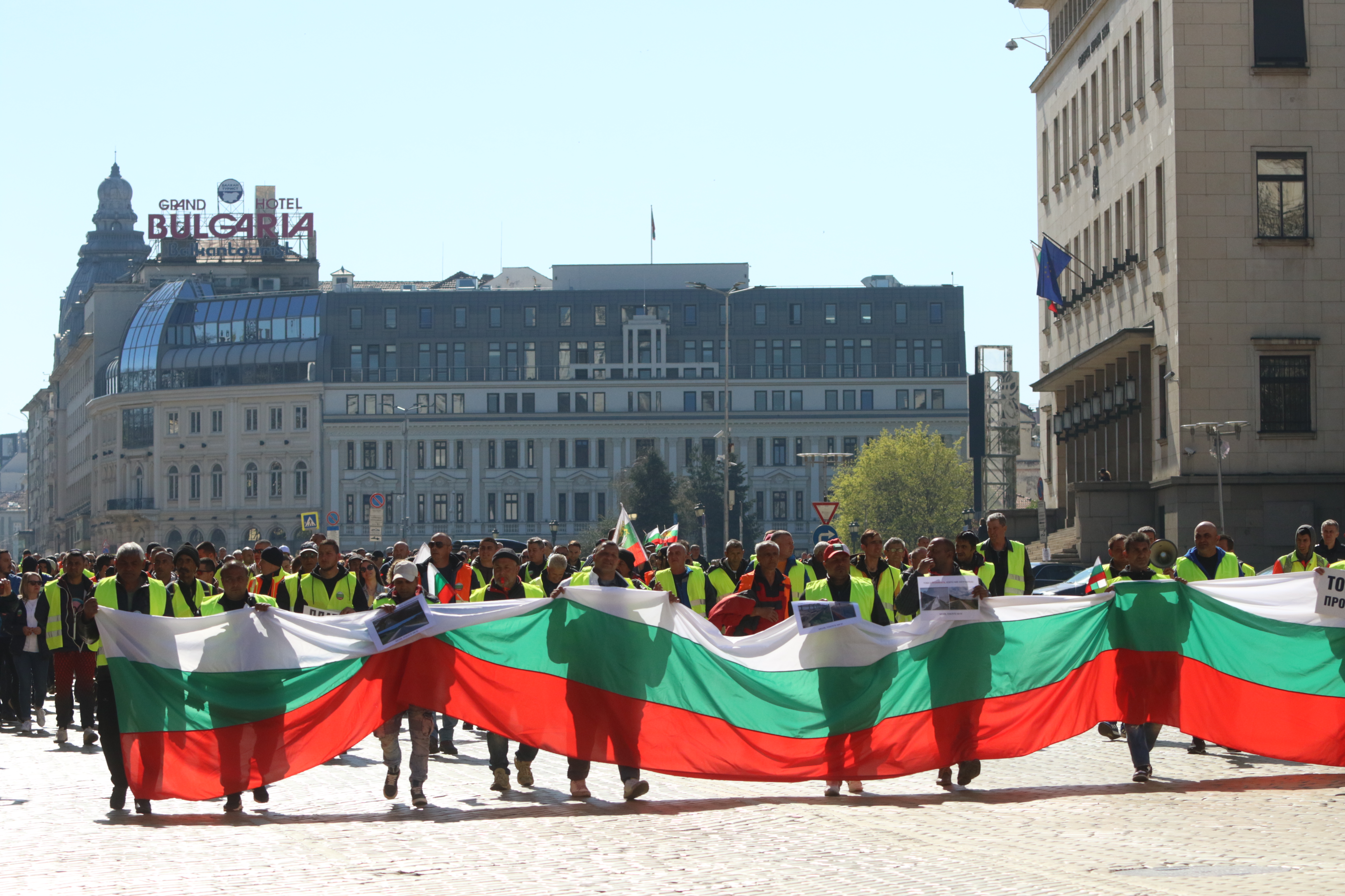 <p>Пътностроителните фирми излязоха на национален протест, организиран от Българската браншова камара &quot;Пътища&quot;, с искане да им бъдат изплатени дължимите от държавата над 1,1 млрд. лв. за извършени от тях дейности. В София хората се събраха пред Народното събрание</p>