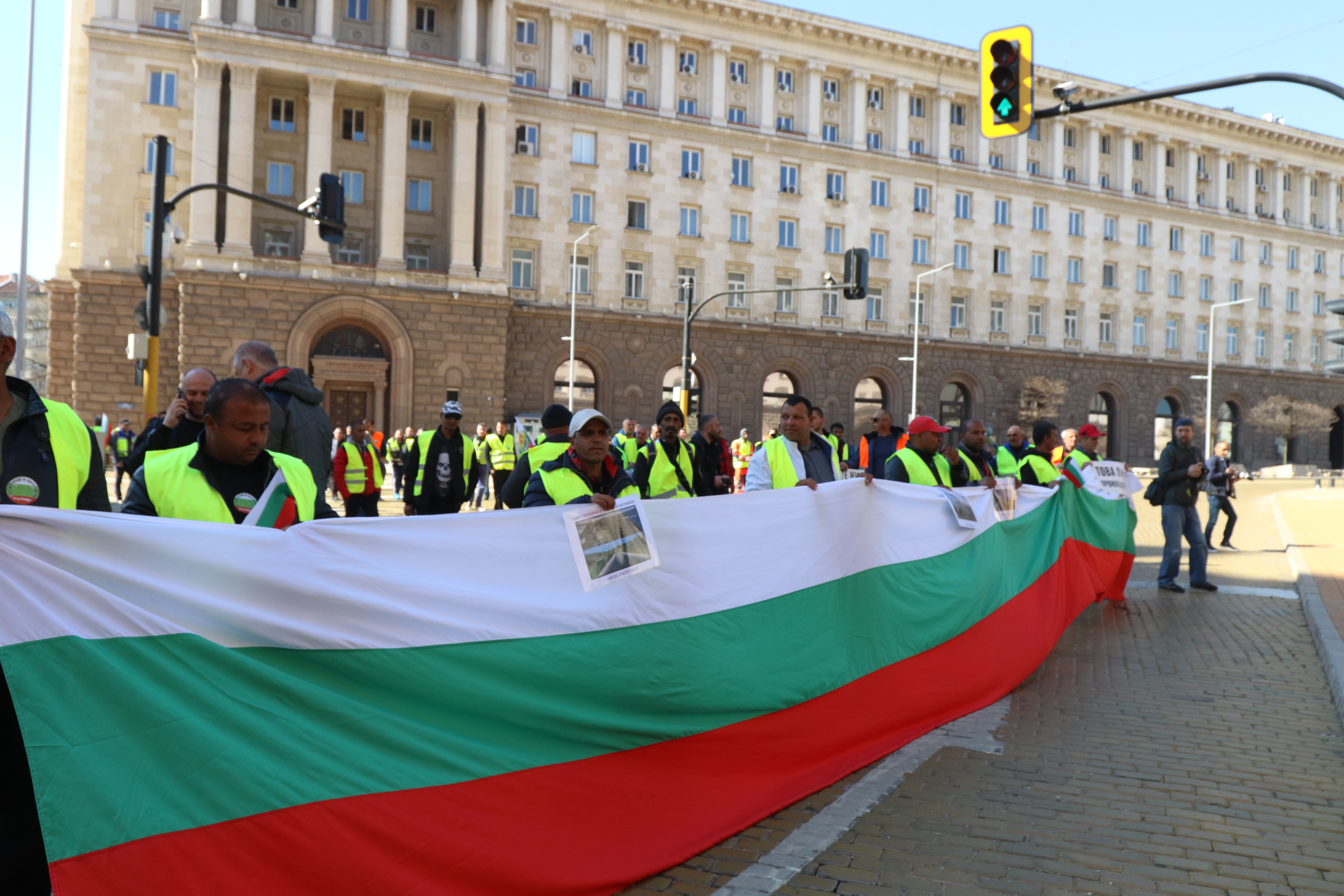 <p>Пътностроителните фирми излязоха на национален протест, организиран от Българската браншова камара &quot;Пътища&quot;, с искане да им бъдат изплатени дължимите от държавата над 1,1 млрд. лв. за извършени от тях дейности. В София хората се събраха пред Народното събрание</p>