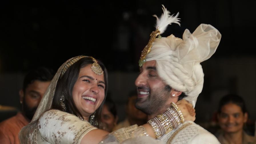 Боливудските звезди Алия Бхат и Ранбир Капур сключиха брак на скромна церемония в Мумбай