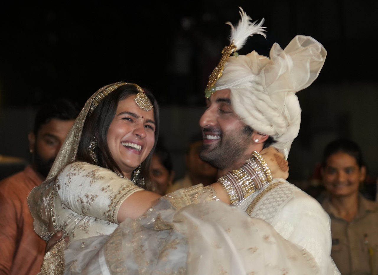 <p>Боливудските звезди Алия Бхат и Ранбир Капур сключиха брак на скромна церемония в Мумбай</p>
