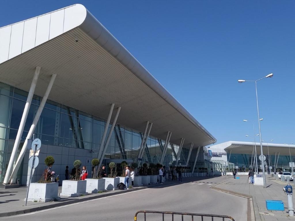 Близо 24 часа пътници чакат на летището в София полета