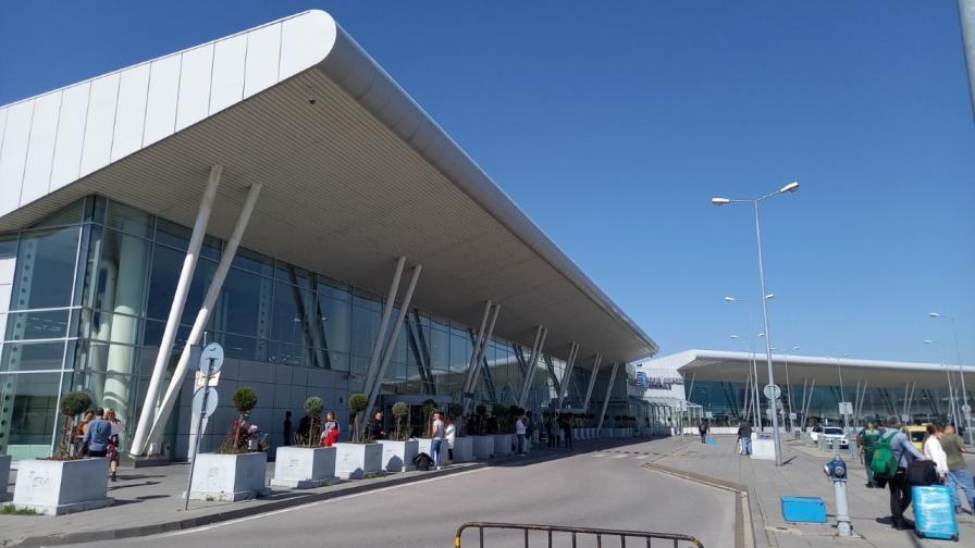 Фалшив сигнал за бомба затвори за кратко летище София (ВИДЕО)
