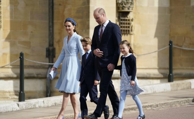 Великден по кралски: Уилям, Кейт и малките Джордж и Шарлот  на служба в замъка Уиндзор