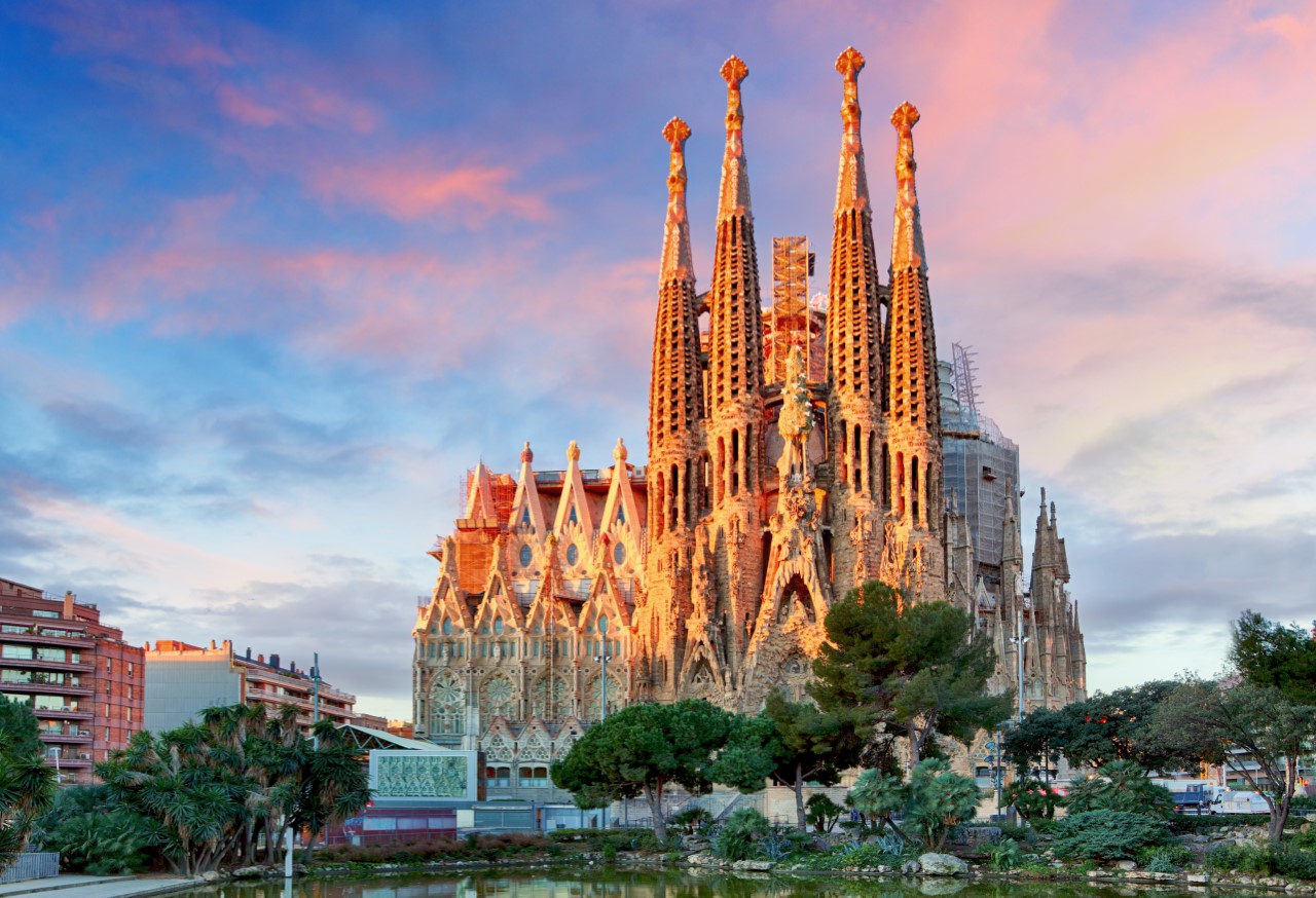<p>Саграда Фамилия, Барселона: Създател на проекта е Антони Гауди и идеята за архитектурата е повлияна от Библията. Великолепните фасади по замисъл е трябвало да символизира основните етапи от живота на Исус Христос. След смъртта на Гауди с довършването на катедралата се заемат различни архитекти и в резултат на това днес тя представлява смесица между оригиналните планове и новите идеи.</p>