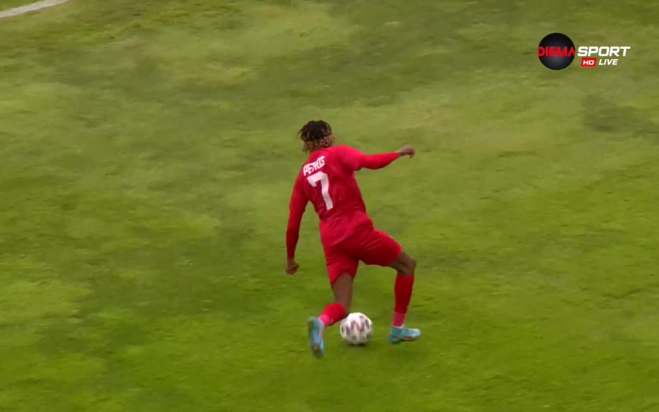 В 28-ата минута Жереми Петрис беше изведен отлично на десния