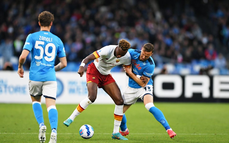 Отборите на Наполи и Рома играят при резултат 1:0 в