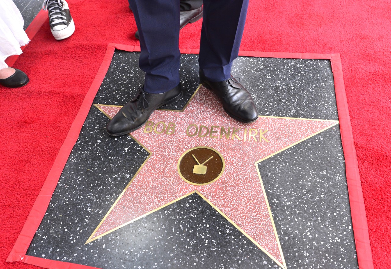 <p>Актьорът Боб Оденкърк, известен с ролите си в хитовите сериали &quot;Обадете се на Сол&quot; и &quot;В обувките на Сатаната&quot;, беше почетен със звезда на холивудската Алея на славата.&nbsp;</p>

<p>Звездата на 59-годишния Оденкърк е 2720-ата на прочутата алея в Холивуд и се намира до тази на Брайън Кранстън, който изпълнява главната роля във &quot;В обувките на Сатаната&quot;.</p>