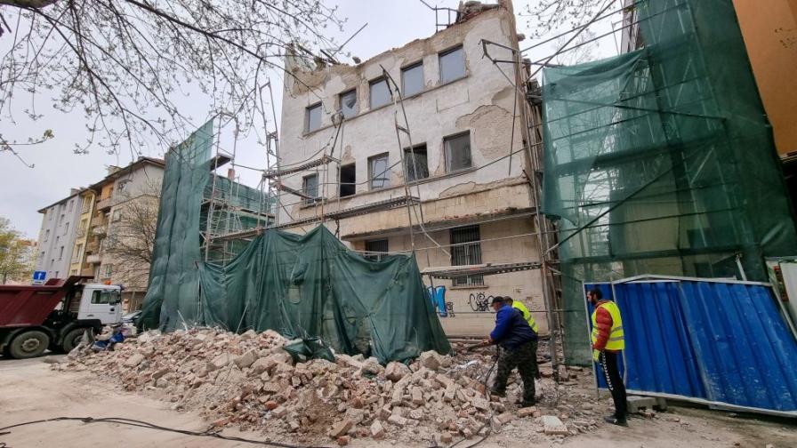 Фасада на сграда рухна в центъра на София (СНИМКИ/ВИДЕО)