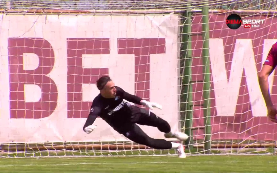 Етър поведе в 12-ата минута от дузпа, която бе реализирана