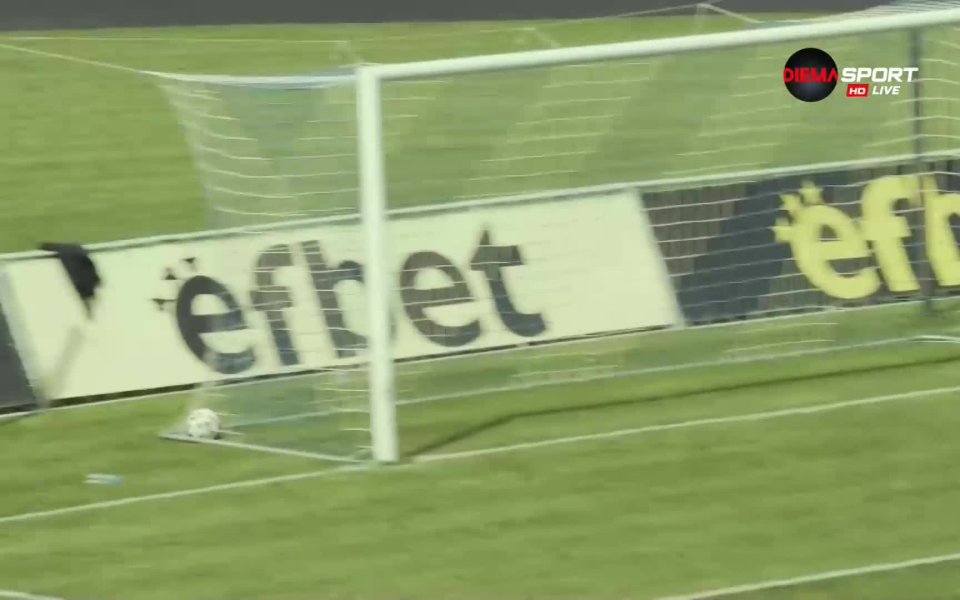 "Червените" продължиха да са безпоюадни и в 45-ата минута реализираха