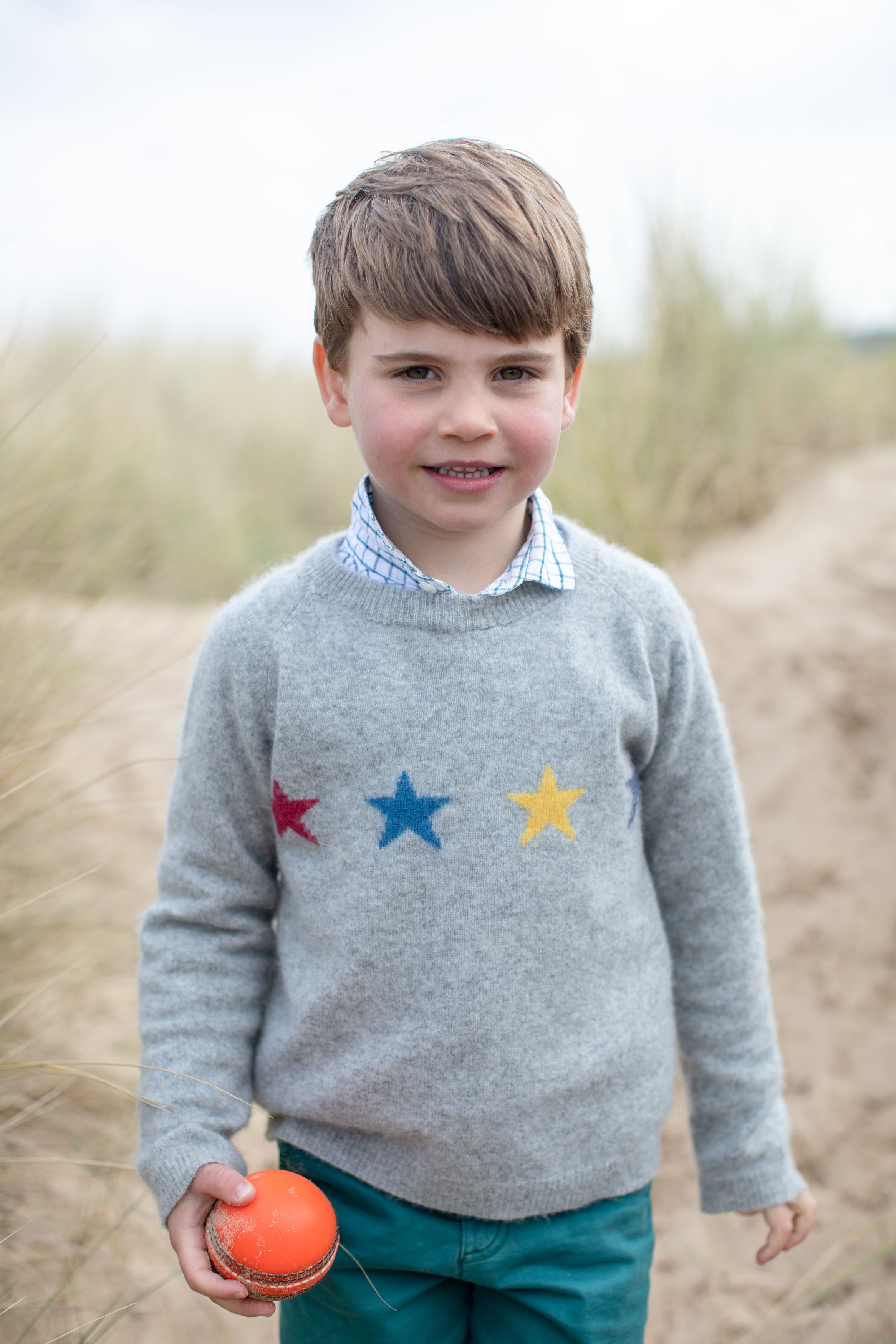 <p>Британският принц Уилям и съпругата му Кейт отбелязаха рождения ден на най-малкото си дете - принц Луи, със серия от четири нови снимки. Те са направени от Кейт в Норфолк</p>