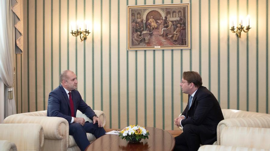 Радев разговаря с Оливер Вархеи на "четири очи" в президентството