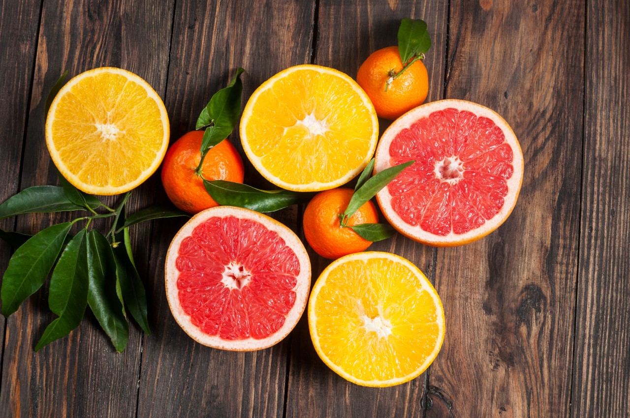 <p>Цитрусовите плодове - портокали, лимони и грейпфрути - са важни като успокояваща закуска. Тв намаляват симптомите на тревожност и стрес, тъй като са богати на витамин В. Освен това са отличен източник на витамин С, което е потвърдено от изследвания.</p>