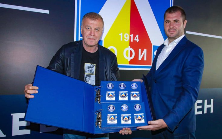 Palms Bet подари юбилейни монети на Наско Сираков