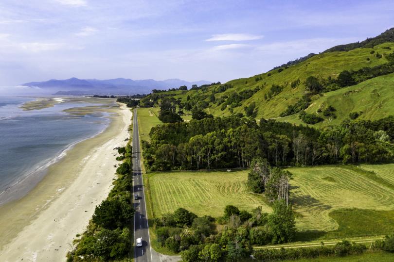 <p><strong>8) Нова Зеландия</strong></p>

<p>Освен че тук се намира домът на Фродо и Билбо, в Нова Зеландия можеш да се насладиш на уникалните плажове, планини и диви гори.</p>

<p><em>Изненадващо или не, алтернативните възможности за настаняване като къщи за гости и хостели дават възможност да не харчиш много, докато пътуваш из тази зашеметяваща природа.</em></p>