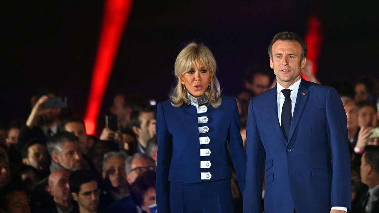 Координирани в тъмносиньо: Бриджит и Еманюел Макрон отпразнуваха преизбирането на френския президент