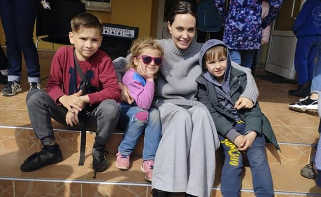 Анджелина Джоли в Украйна: Те сигурно са в шок, знам как травмата засяга децата