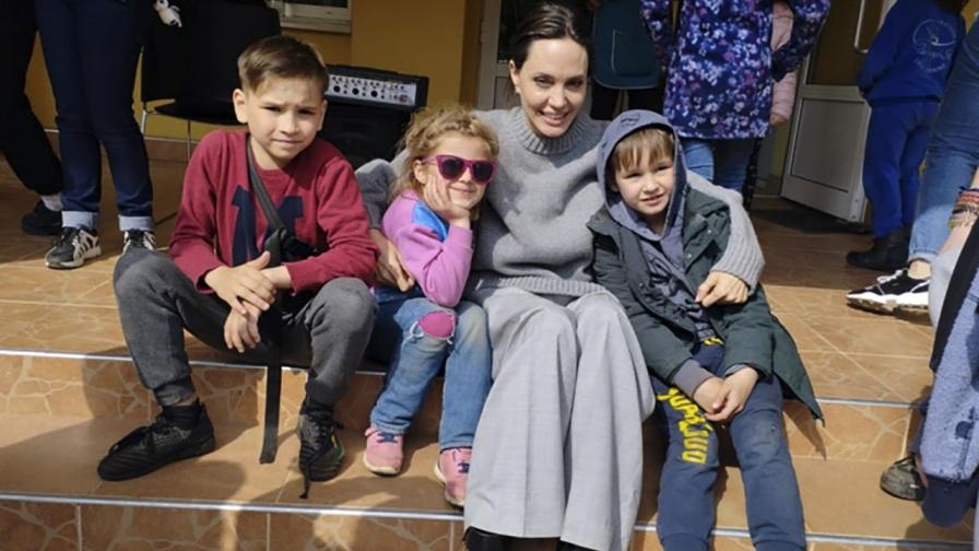<p>Джоли в Украйна: Те сигурно са в шок, знам как травмата засяга децата</p>